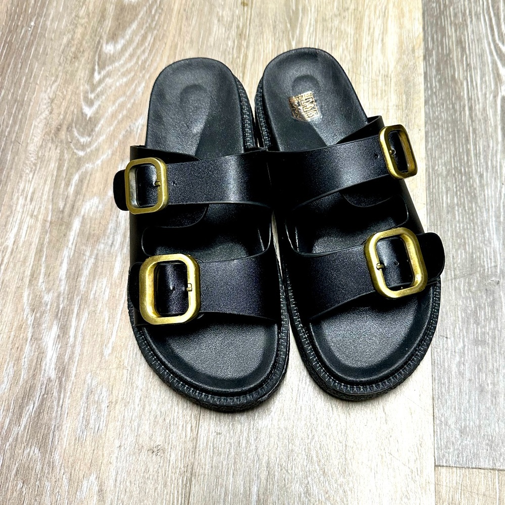 US7 Black platform sandal gold hardware. Never worn perfect condition
